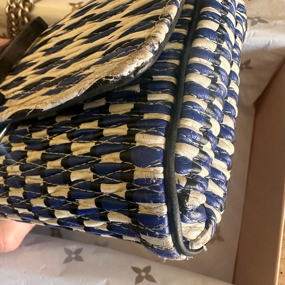 LOUIS VUITTON LIMITED EDITION
Blue Smock Calfskin Leather Louise Crossbody bag - Picture 5 of 8